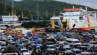 Selain itu, agar tidak ada penumpukan pemudik di pelabuhan ada satu tambahan dermaga yang dioperasikan. Diharapkan bisa menambah layanan penyeberang.