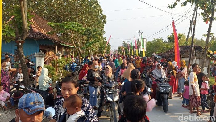 Ribuan warga menanti kedatangan sosok Crazy Rich Grobogan, Joko Suranto di sepanjang jalan dari Desa Telawah sampai Desa Jetis, Kecamatan Karangrayung, Grobogan, Jumat (29/4/2022)