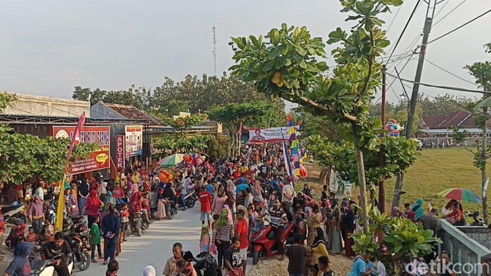 Ribuan warga menanti kedatangan sosok Crazy Rich Grobogan, Joko Suranto di sepanjang jalan dari Desa Telawah sampai Desa Jetis, Kecamatan Karangrayung, Grobogan, Jumat (29/4/2022)