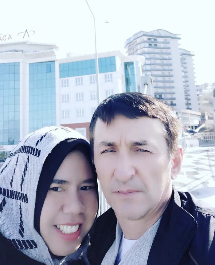 Rohimah Rohimah dan suami bulenya asal Turki.