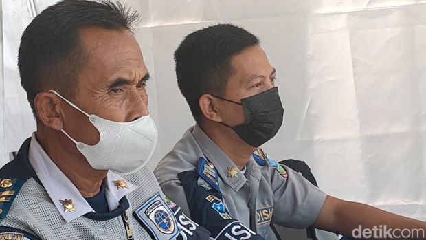 Rudy saat bertugas menghitung kendaraan pemudik.