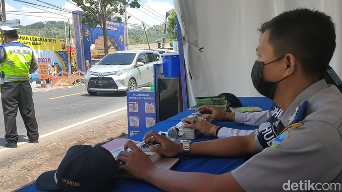 Rudy saat bertugas menghitung kendaraan pemudik.