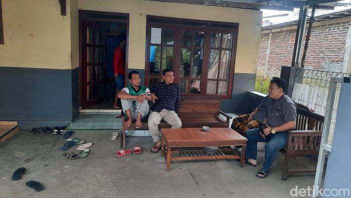 Rumah duka pasangan ayah anak asal Purbalingga yang tewas kecelakaan di Subang, Jumat (29/4/2022).