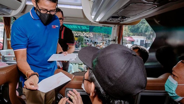 Menparekraf Sandiaga Uno membagikan THR buat pemudik gratis MS Glow.