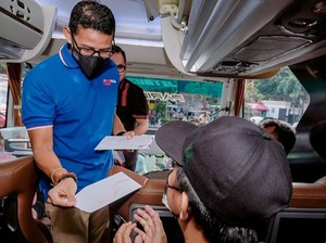 Pakai Uang Pribadi, Sandiaga Beri Pemudik THR untuk Beli Oleh-oleh