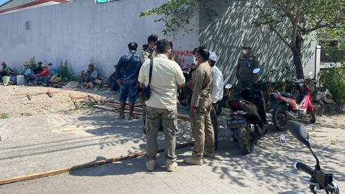 Petugas Satpol PP Denpasar menyetop proyek pembangunan perumahan di Pemogan, Br Mekar Jaya dan Dukuh Tangkas,  Denpasar Selatan karena diduga tak berizin.