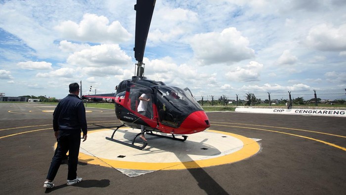 Sensasi Mudik Lebaran dengan Helikopter, Berminat Mencoba? Petugas bersiap menaikan barang bawaan penumpang ke Helikopter jenis Bell 505 milik PT. WhiteSky Aviation untuk mudik Lebaran ke Bandung di Cengkareng Heliport Bandara Soekarno Hatta, Tangerang, Banten, Jumat (29/4/2022). PT WhiteSky Aviation pada musim mudik tahun 2022 ini membuka rute penerbangan ke Bandung dan Cirebon seiring dengan meningkatnya permintaan yaitu dengan tarif sekali terbang Rp8 juta untuk ke Bandung dan Rp12 juta untuk rute Cirebon dengan durasi penerbangan 40 menit. ANTARA FOTO/Muhammad Iqbal/nym.