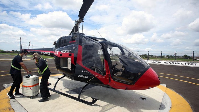 Petugas bersiap menaikan barang bawaan penumpang ke Helikopter jenis Bell 505 milik PT. WhiteSky Aviation untuk mudik Lebaran ke Bandung di Cengkareng Heliport Bandara Soekarno Hatta, Tangerang, Banten, Jumat (29/4/2022). PT WhiteSky Aviation pada musim mudik tahun 2022 ini membuka rute penerbangan ke Bandung dan Cirebon seiring dengan meningkatnya permintaan yaitu dengan tarif sekali terbang Rp8 juta untuk ke Bandung dan Rp12 juta untuk rute Cirebon dengan durasi penerbangan 40 menit. ANTARA FOTO/Muhammad Iqbal/nym.