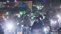 Kendaraan motor dan mobil pun berjalan perlahan.