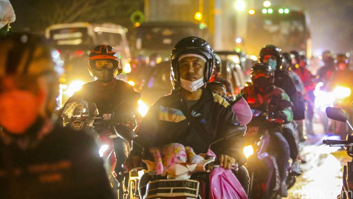 Pemudik motor memadati jalur Lingkar Tanjungpura, Karawang, Jumat (29/4). Jalur ini merupakan jalur mudik bagi pengendara menuju Jawa Tengah dan Jawa Timur.