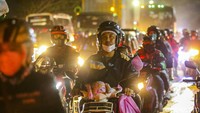 Tak sedikit para pemudik motor yang juga memboyong keluarga kecilnya.