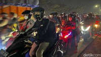 Pemudik motor memadati jalur Lingkar Tanjungpura, Karawang, Jumat (29/4/2022).
