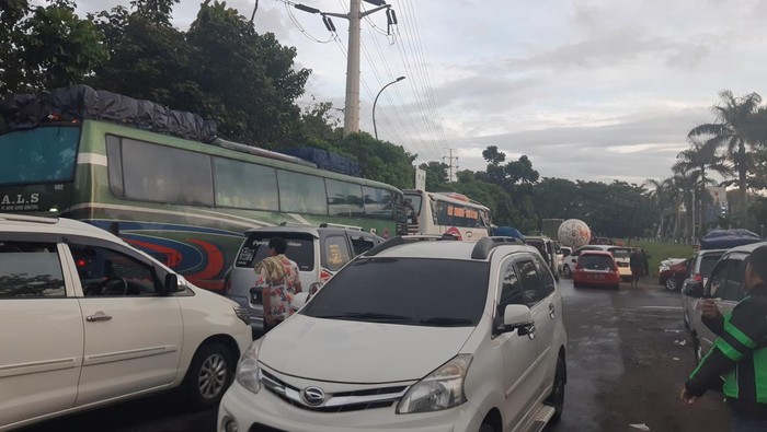 Situasi macet di jalur arteri menuju Pelabuhan Merak pagi ini