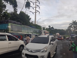Jalur Arteri Menuju Pelabuhan Merak Macet, Banyak Kendaraan Matikan Mesin