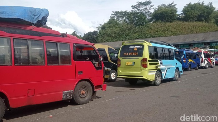 Sopir elf tidur berhari-hari di terminal menunggu penumpang yang sepi akibat marak travel gelap.