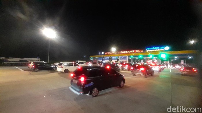 Suasana di gerbang Tol Kalikangkung Semarang, Jumat (29/4/2022) malam.