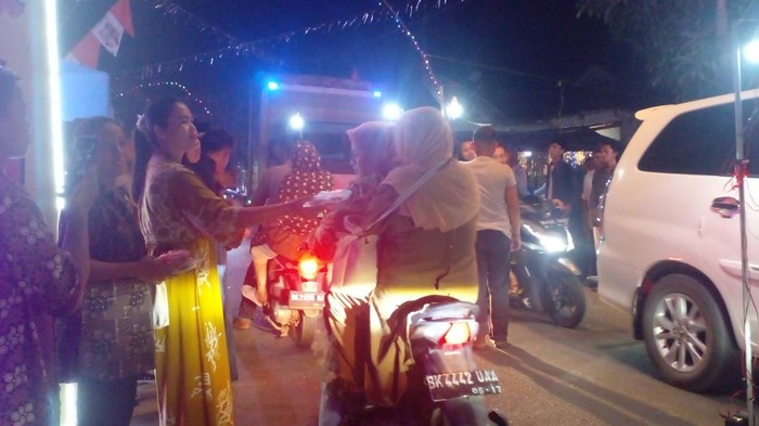 Suasana pembagian lepat di acara pesta lopat di Desa Kwala Sikasim menyambut malam 27 Ramadan.