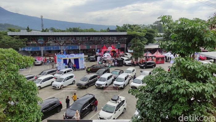 Suasana rest area KM 429 Semarang, Kamis (28/4/2022).