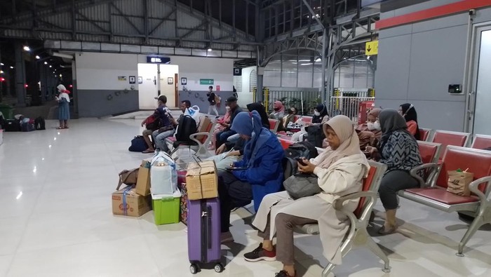 Suasana Stasiun Purwosari Solo pada Kamis (28/4/2022) malam.