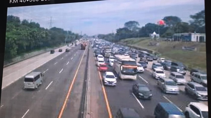 Suasana Tol Jakarta-Cikampek via CCTV.