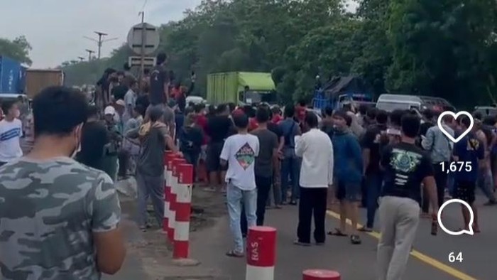 Tangkapan layar viral pengendara tutup jalan.