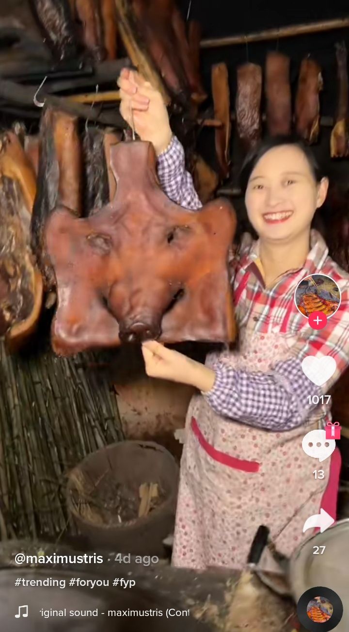Spesialis Babi Asap! TikToker Ini Masak Kepala hingga Usus Babi