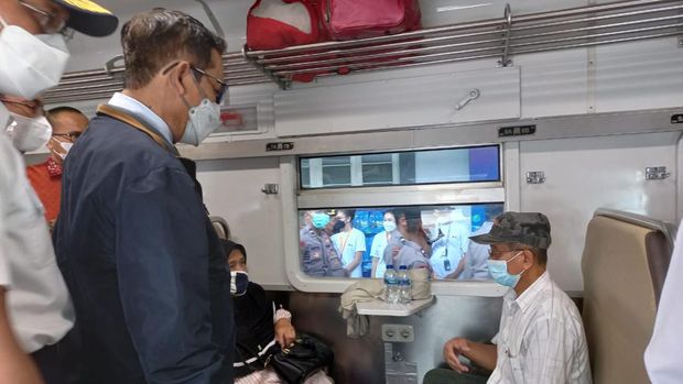 Menko Polhukam Mahfud Md meninjau suasana mudik Lebaran 2022 di Stasiun Pasar Senen, Jakarta Pusat, Jumat (29/4/2022). Dalam pesannya, Mahfud mendoakan seluruh pihak yang terlibat dalam mudik 2022 diberikan pahala.