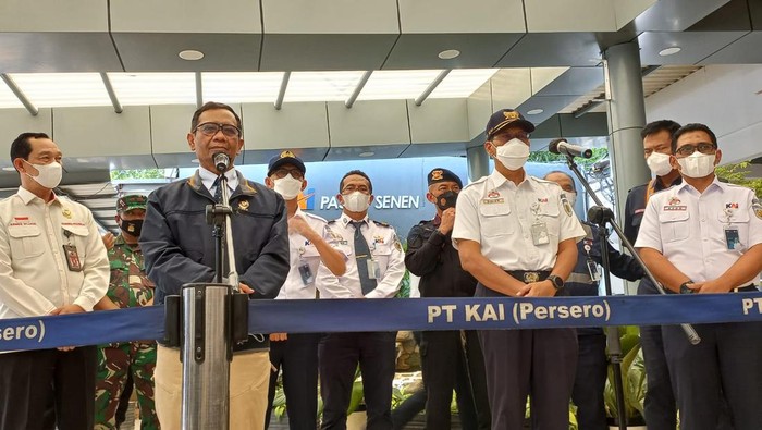 Menko Polhukam Mahfud Md meninjau suasana mudik Lebaran 2022 di Stasiun Pasar Senen, Jakarta Pusat, Jumat (29/4/2022). Dalam pesannya, Mahfud mendoakan seluruh pihak yang terlibat dalam mudik 2022 diberikan pahala.