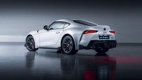 GR Supra juga tersedia dalam tiga pilihan warna baru yakni Volcanic Ash Gray Metallic atau warna abu-abu metalik dan Dawn Blue Metallic atau biru metalik di semua trim-nya. Sedangkan untuk trim RZ atau trim yang menyediakan transmisi manual, ada pilihan warna Avalanche White Metallic atau putih metalik. Foto: Jayson Fong/Toyota Global Newsroom