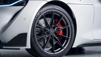 Selain transmisi manual, GR Supra anyar ini dibekali dengan pelek 19 inci yang baru desainnya. Pelek ini diklaim lebih ringan sekitar 1,2 kg di tiap peleknya, namun dengan rigiditas yang lebih kokoh dari sebelumnya.Foto: Jayson Fong/Toyota Global Newsroom