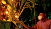 Wakil Bupati Gorontalo Hendra Hemeto menyalakan lampu minyak di alikusu (arkus) yang terbuat dari bambu dan janur kelapa tanda dimulai tradisi Tumbilotohe atau malam pasang lampu di halaman rumah dinas Bupati di Kabupaten Gorontalo, Gorontalo.