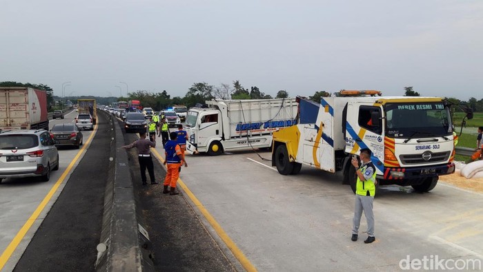 Truk yang terguling di jalan tol Boyolali sudah berhasil dievakuasi, Jumat (29/4/2022).