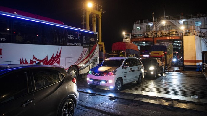 Pemudik  turun dari kapal saat tiba di dermaga satu Pelabuhan Bakauheni, Lampung Selatan, Lampung,  Jumat (29/4/2022).  Menjelang H-3 Hari Raya Idul Fitri 1443 H, sebanyak 129.886  pemudik dan 31.934  kendaraan menyeberang ke Pulau Sumatera, sedangkan pemudik ke Pulau Jawa sebanyak 48.106 orang  dan kendaraan sebanyak 8.931. ANTARA FOTO/Nova Wahyudi/nz