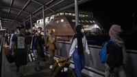 Pemudik turun dari kapal saat tiba di dermaga satu Pelabuhan Bakauheni, Lampung Selatan, Lampung, Jumat (29/4/2022).   
