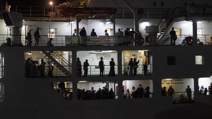 Pemudik turun dari kapal saat tiba di dermaga satu Pelabuhan Bakauheni, Lampung Selatan, Lampung, Jumat (29/4/2022). Menjelang H-3 Hari Raya Idul Fitri 1443 H, sebanyak 129.886 pemudik dan 31.934 kendaraan menyeberang ke Pulau Sumatera, sedangkan pemudik ke Pulau Jawa sebanyak 48.106 orang dan kendaraan sebanyak 8.931. ANTARA FOTO/Nova Wahyudi/nz