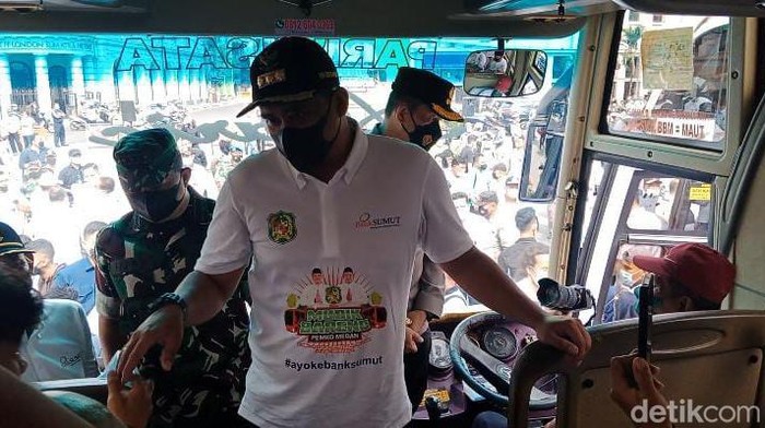 Wali Kota Medan Bobby Nasution melepas warga yang ikut program mudik gratis.