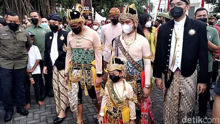 Wali Kota Solo Gibran Rakabuming dan Menparekraf Sandiaga Uno mengikuti Kirab Solo Menari, Jumat (29/4/2022).