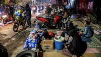Warung-warung musiman yang banyak ditemukan dipinggir jalan selama arus mudik ini disebut sangat membantu para pemudik khususnya pemudik kendaraan bermotor untuk beristirahat sejenak di tengah kemacetan.