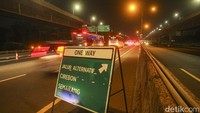 One way diberlakukan seiring dengan kebijakan ganjil-genap. Ini artinya hanya kendaraan berpelat genap yang boleh melintasi Tol Jakarta-Cikampek hingga Tol Kalikangkung mulai pukul 17.00 hingga 24.00 WIB.