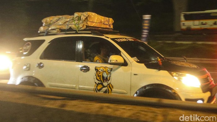 Polisi memberlakukan one way dari Tol Jakarta-Cikampek ke Tol Kalikangkung pukul 17.00 WIB sore ini. Lalu lintas menuju Jakarta dialihkan ke jalan arteri.