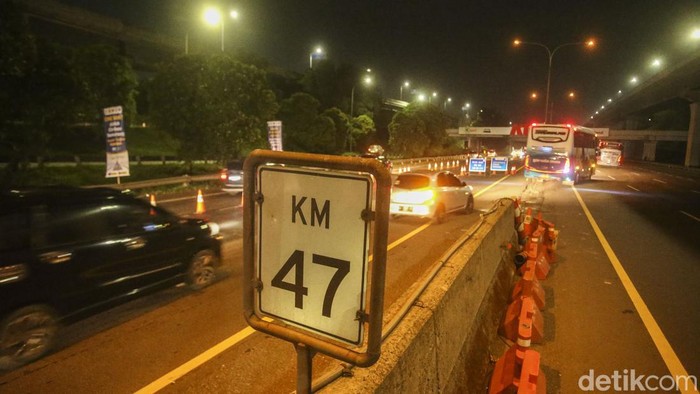 Polisi memberlakukan one way dari Tol Jakarta-Cikampek ke Tol Kalikangkung pukul 17.00 WIB sore ini. Lalu lintas menuju Jakarta dialihkan ke jalan arteri.