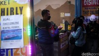 Pemudik menyertakan e-KTP serta nomor kendaraan bermotor untuk syarat penerbitan tiket.  