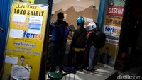 Tiket kapal akan diverifikasi petugas pelabuhan.  