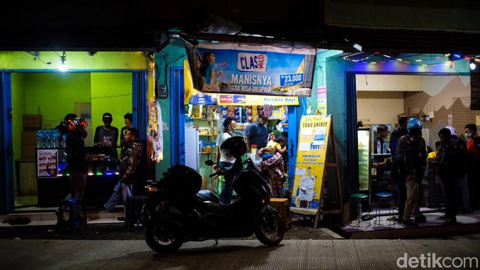 Agen Tiket Online Kapal di Merak Ketiban Berkah Mudik Lebaran Pemudik motor membeli tiket penyeberangan kapal Pelabuhan Merak di Cilegon, Banten, Jumat (29/4/2022).