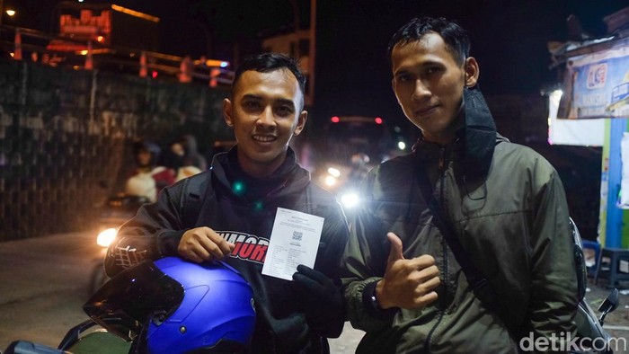 Pemudik motor membeli tiket penyeberangan kapal Pelabuhan Merak di Cilegon, Banten, Jumat (29/4/2022).