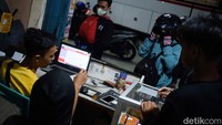 Para pemilik konter ini adalah agen Ferizy, yaitu aplikasi pemesanan tiket kapal feri.   