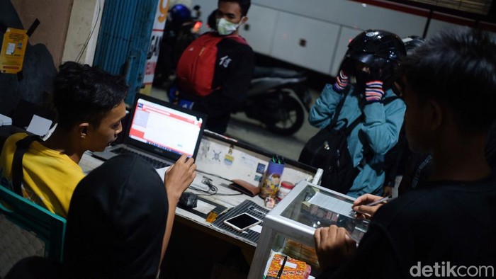 Agen Tiket Online Kapal di Merak Ketiban Berkah Mudik Lebaran Pemudik motor membeli tiket penyeberangan kapal Pelabuhan Merak di Cilegon, Banten, Jumat (29/4/2022).