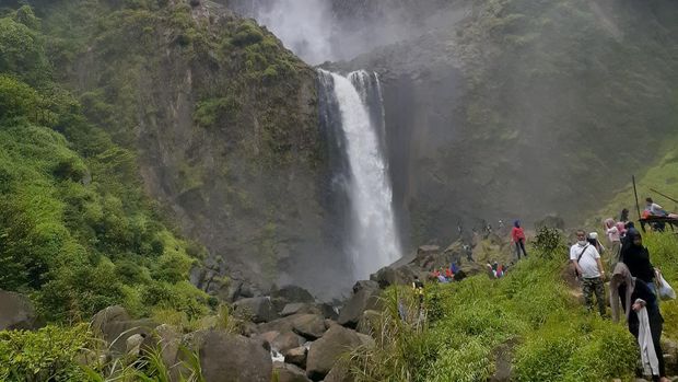 Suasana air terjun Ponot tertinggi di Indonesia berada di Desa Tangga Kecamatan Aek Songsongan Kabupaten Asahan, Sumut.
