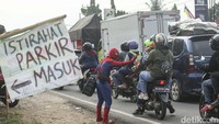 Hari ini merupakan hari kedua Karsim menggunakan kostum Spiderman di jalur Pantura.  