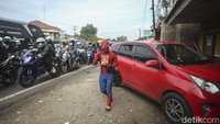 Warga asli Cikampek ini biasanya menjadi pengisi acara di acara ulang tahun anak-anak.  